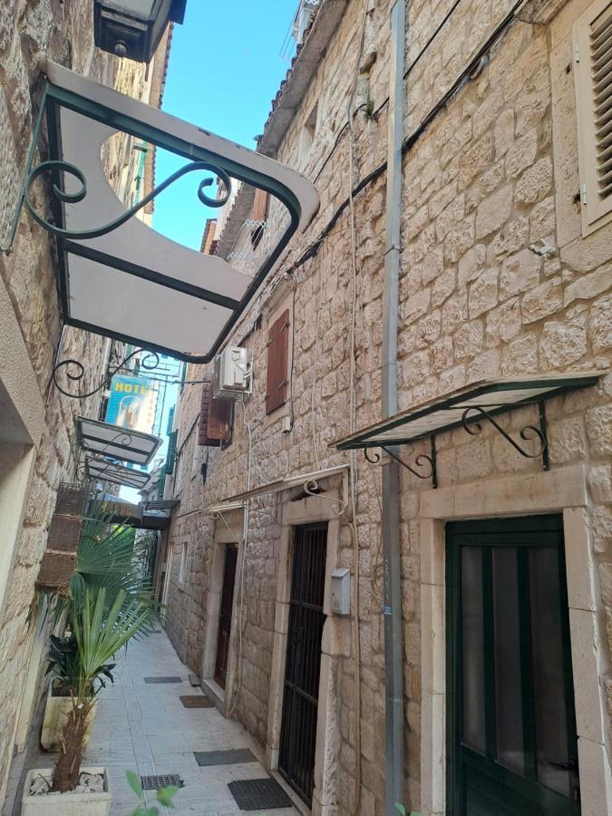 Sara * Trogir